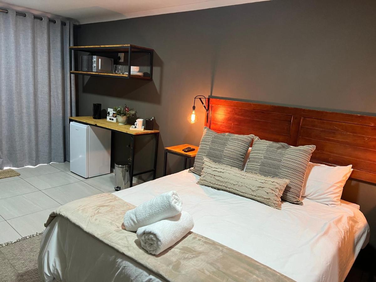 Royal Tree Guest House พ็อตเชฟสตรูม ภายนอก รูปภาพ